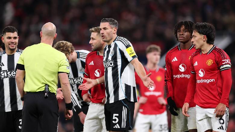 Neville: Man United lucky to avoid a penalty against Newcastle - Ảnh 2