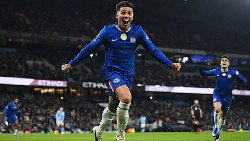 Chelsea hold Man City in thriller, hand Arsenal boost in title race